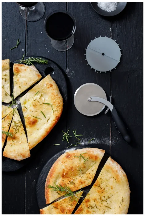 mc-48015_microplane_noz_do_pizzy_2w1_specialty_8.webp