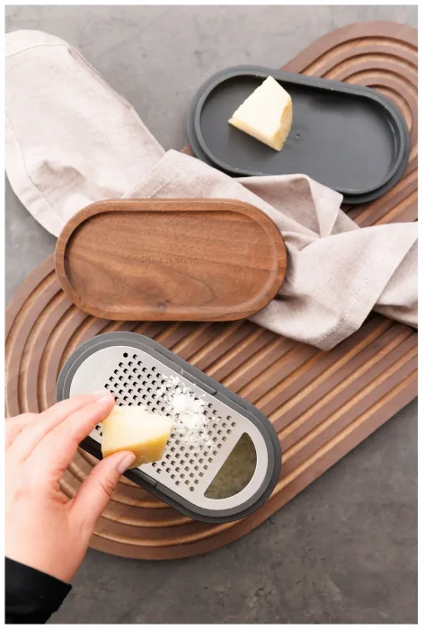 mc-34700_tarka_z_pojemnikiem_i_pokrywka_ciemnoszary_specialty_microplane_4.webp