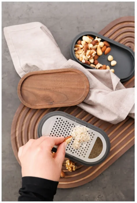 mc-34700_tarka_z_pojemnikiem_i_pokrywka_ciemnoszary_specialty_microplane_5.webp